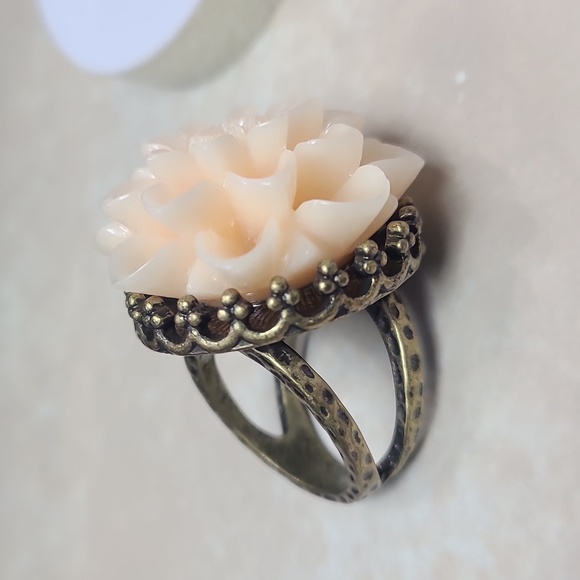 Floral Brooch and Flower Statement Rings in Cream and Brass / SilverTone - Picture 3 of 14